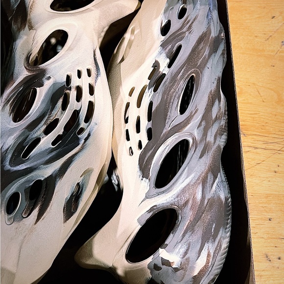 Yeezy foam RNNR MX Cream Clay - Picture 9 of 10